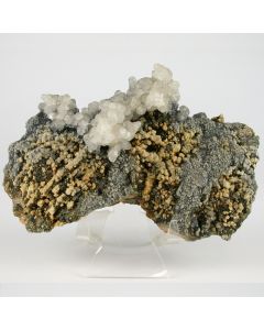 Calciet met Jamesoniet, Pyrrhotiet, Pyriet, Rhodochrosiet,en Sfaleriet uit Trepca in Kosovo